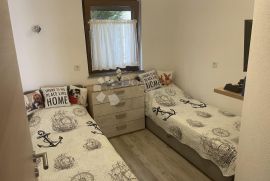 Prostrani apartman u prizemlju sa 400 m² okućnice, Malinska-Dubašnica, Flat