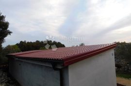 Građ. zemljište sa pomoćnim objektom od 65 m², Krk, Zemljište