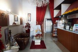 Hotel na samoj rivi, Commercial property