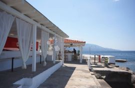 Hotel na samoj rivi, Propiedad comercial