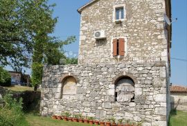 Kamena kuća na proplanku, Vižinada, House