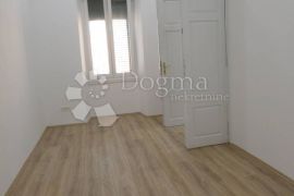 Uredi / sobe za najam u samom centru grada, Rijeka, Appartment