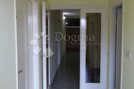 Poslovna zgrada - autopraona, Rijeka, Commercial property