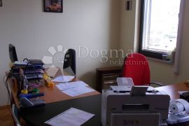 Poslovna zgrada - autopraona, Rijeka, Commercial property