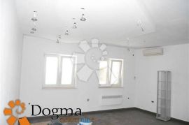 POSLOVNI PROSTOR KRIMEJA 100 m² dvoetažni, Rijeka, Commercial property