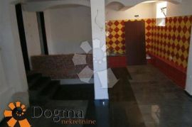 PRODAJNI PROSTOR RIJEKA TRSAT NAJAM 30 m², Rijeka, Propiedad comercial