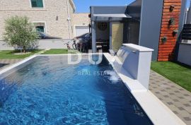 ZADAR, PRIVLAKA - Vila s bazenom 200 metara od mora, Privlaka, Casa