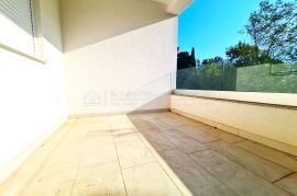 STAN U VISOKOM PRIZEMLJU - 3. RED OD MORA, Crikvenica, Appartement