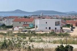 VODICE, zemljište s građ. dozvolom, 4 stambene jedinice i 2 bazena, pogled, Vodice, Arazi