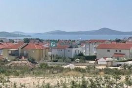 VODICE, zemljište s građ. dozvolom, 4 stambene jedinice i 2 bazena, pogled, Vodice, Arazi