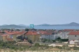 VODICE, zemljište s građ. dozvolom, 4 stambene jedinice i 2 bazena, pogled, Vodice, Arazi