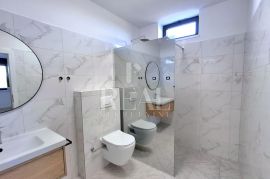 Rovinjsko selo ,duplex kuća sa bazenom 178m2 !, Rovinj, House