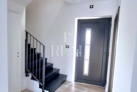 Rovinjsko selo ,duplex kuća sa bazenom 178m2 !, Rovinj, House