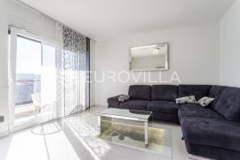 Trogir, moderan  jednosoban stan s pogledom na more -  dugoročan najam, Trogir, Appartment