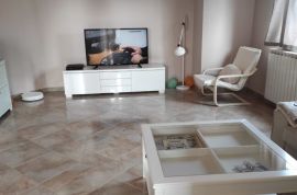 Apartmanska kuća s tri stana i studio apartmanom, Pula, Pula, Haus