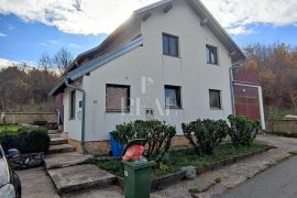 Kuća sa dva stana ,okućnica 360 m2, Plitvička Jezera, Σπίτι