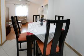 Poreč, okolica- Izvrsna kuća sa 3 apartmana i okućnicom, Poreč, Дом