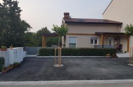 Kuća s dvije stambene jedinice blizu mora, Poreč, Poreč, House