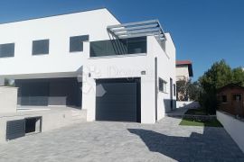 VODICE PREKRASNA LUKSUZNA VILA, Vodice, Casa