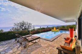 Moderna vila s pogledom na more i velikom okućnicom, Kostrena, بيت
