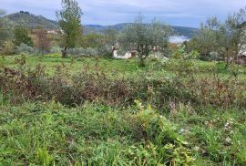 Prostrano zemljište na lijepoj lokaciji, okolica Buzeta, Buzet, Terreno