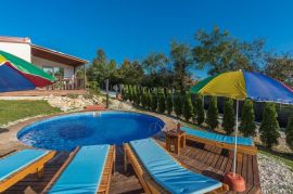 Kringa Holiday Resort, Tinjan, Εμπορικά ακίνητα