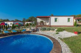 Kringa Holiday Resort, Tinjan, Εμπορικά ακίνητα