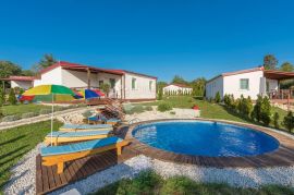 Kringa Holiday Resort, Tinjan, Εμπορικά ακίνητα