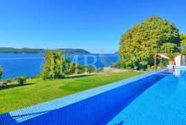 Villa with pool, first row to the sea - Luxurious experience of living in nature - EXCLUSIVE SALE IMB, Dubrovnik, Ev