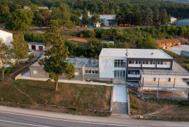 ISTRA, PIĆAN - Motel sa 70 ležaja površine 1025 m2, Pićan, Gewerbeimmobilie