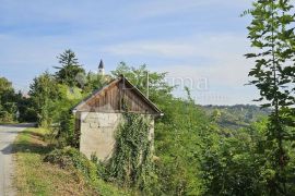 Zemljište s malom klijeti, Cestica, Terrain