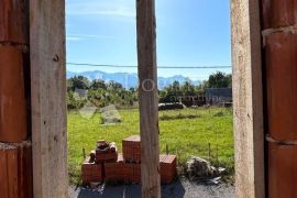 GRAĐEVINSKO ZEMLJIŠTE PODOŠTRA S POGLEDOM NA VELEBIT, Gospić - Okolica, Arazi