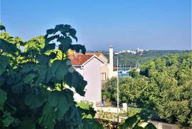 Prilika! Lijepa obiteljska kuća na prostranom zemljištu, Medulin, House