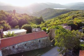 GRIMALDA ČETIRI KUĆE ZA REKONSTRUKCIJU  S POGLEDOM NA JEZERO BUTONIGA, Cerovlje, Famiglia