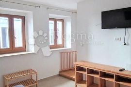 ODLIČNA RENOVIRANA KUĆA U NIZU, STARI GRAD, Labin, House