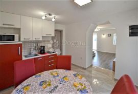 ROVINJ – visoko prizemlje s pripadajućim vrtom i pogledom na more, Rovinj, Apartamento