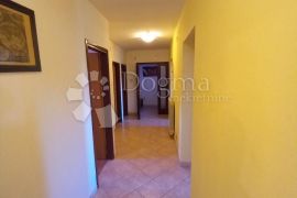 Marčelji, etaža sa okućnicom u novijoj kući, Viškovo, Appartement