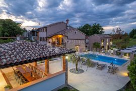 Tri kuće za odmor na 4500 m² okućnice!, Pićan, Famiglia