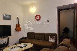 PRILIKA-  prostrani stan s puno potencijala, Umag, Appartement