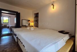 PRILIKA-  prostrani stan s puno potencijala, Umag, Appartement