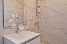 KUĆA S 3 STANA, SVAKI IMA 106 M2, POGLED MORE, 3OO M DO MORA, BAZEN – TOP LOKACIJA!, Medulin, Maison