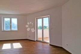 KUĆA S 3 STANA, SVAKI IMA 106 M2, POGLED MORE, 3OO M DO MORA, BAZEN – TOP LOKACIJA!, Medulin, Casa