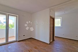 KUĆA S 3 STANA, SVAKI IMA 106 M2, POGLED MORE, 3OO M DO MORA, BAZEN – TOP LOKACIJA!, Medulin, Casa