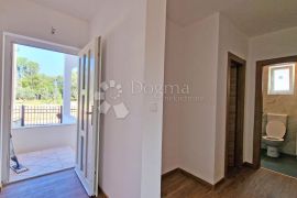 STAN 106 M2, 3OO METARA DO MORA, BAZEN – TOP LOKACIJA! 1. KAT, Medulin, Appartment