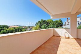 STAN 106 M2, 3OO METARA DO MORA, BAZEN – TOP LOKACIJA! 1. KAT, Medulin, Apartamento