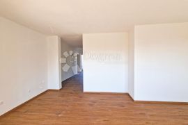 STAN 106 M2, 3OO METARA DO MORA, BAZEN – TOP LOKACIJA! 1. KAT, Medulin, Appartement