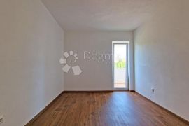 STAN 106 M2, 3OO METARA DO MORA, BAZEN – TOP LOKACIJA! 1. KAT, Medulin, Appartment