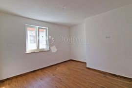 STAN 106 M2, 3OO METARA DO MORA, BAZEN – TOP LOKACIJA! 1. KAT, Medulin, Appartement