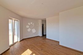 STAN 106 M2, 3OO METARA DO MORA, BAZEN – TOP LOKACIJA! 1. KAT, Medulin, Apartamento