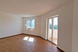 STAN 106 M2, 3OO METARA DO MORA, BAZEN – TOP LOKACIJA! 1. KAT, Medulin, Appartment